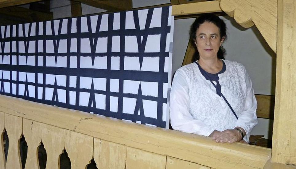 Im Innenhof des «Lindwurms» hängen Susan Hefunas Stoffbahnen. Bild: Ursula Junker