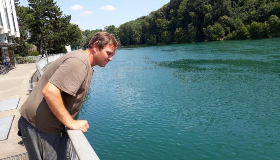 Fischereiaufseher Patrick Wasem sucht den Rhein vor dem Kraftwerk Schaffhausen besorgt nach toten Fischen ab. Bild: RM