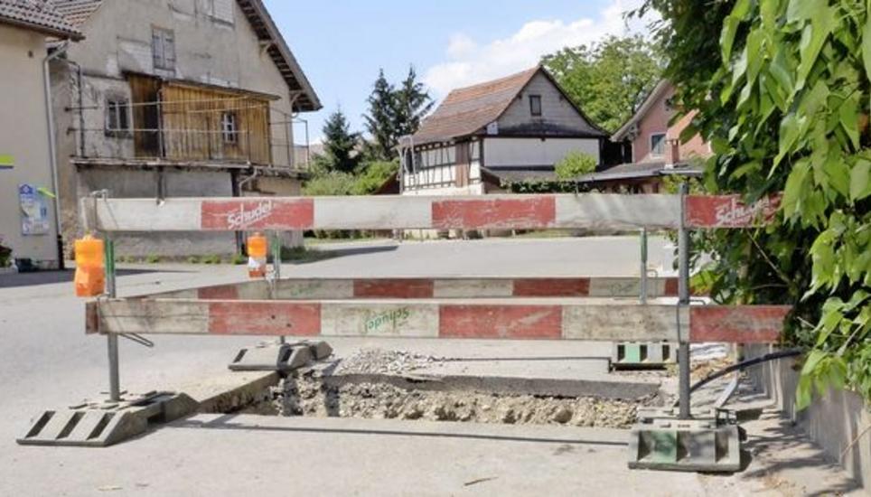 In Oberhallau sind zahlreiche Wasserrohre geborsten – wie hier in der Nähe des Dorfladens. Bild: Sophie Schäfer