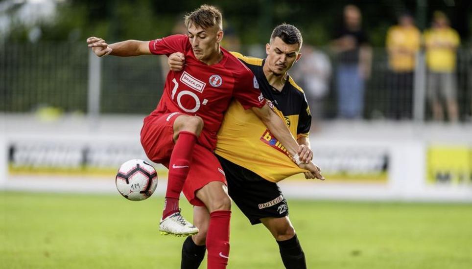 FCS-Akteur Arijan Qollaku (r.) im Zweikampf mit Rappi-Stürmer Aldin Turkes. Die Schaffhauser kämpften eisern, doch am Ende steht eine Schlappe zu Buche. Bild: C. Stuppia