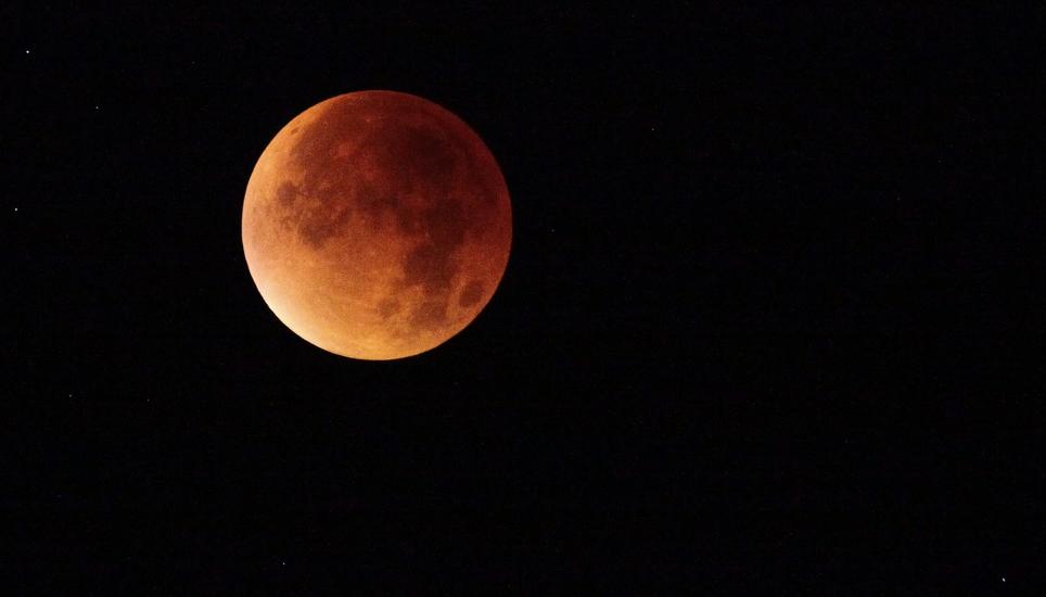 Ein solcher, sogenannter Blutmond ist am 27. Juli über der Schweiz zu sehen. Bild: Pixabay