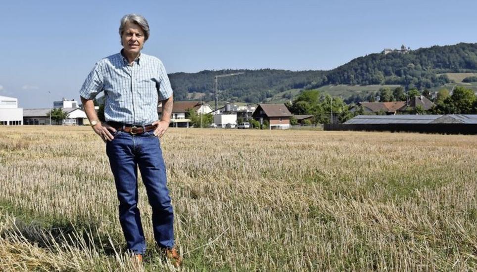 Peter Hablützel auf dem Feld im Steiner Industriegebiet, wo der rund 11'000 Quadratmeter grosse Freizeitpark für Kinder entstehen soll. Bild: Darina Schweizer