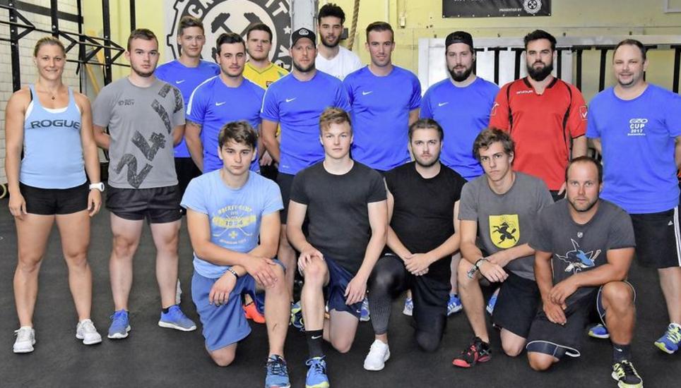 Die EHCS-Cracks sind bereit für ein hartes Training, angeleitet von Irene Wiehl (l.) und Headcoach Patrick Meier (r.). Bilder: P. Oesch