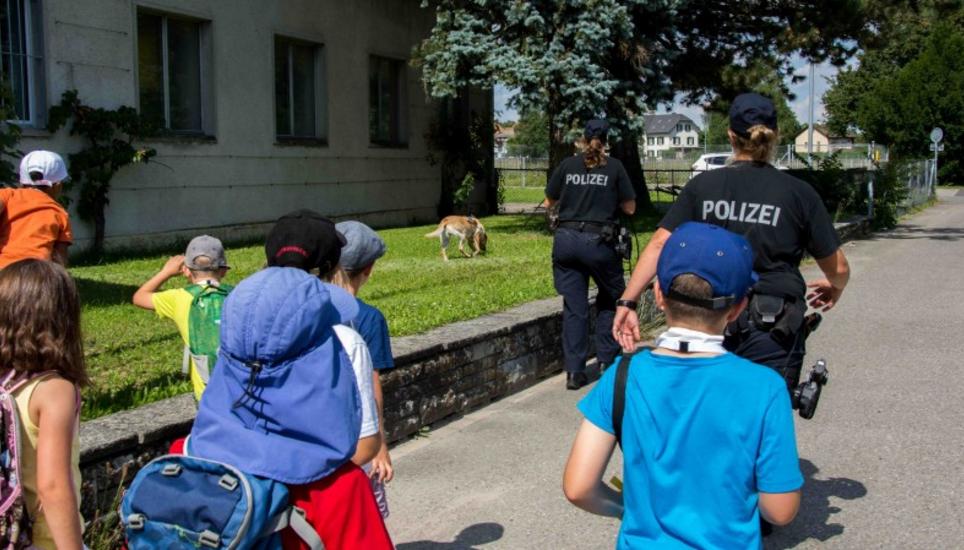 Immer beliebt beim Ferienpass: Der Besuch bei der Schaffhauser Polizei. Bild: zvg