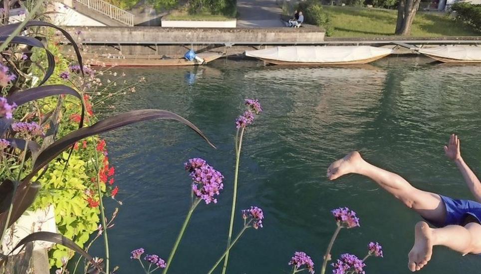 Von der Strassenbrücke zwischen Feuerthalen und Schaffhausen zu springen, ist nicht erlaubt. Das wissen nicht alle.