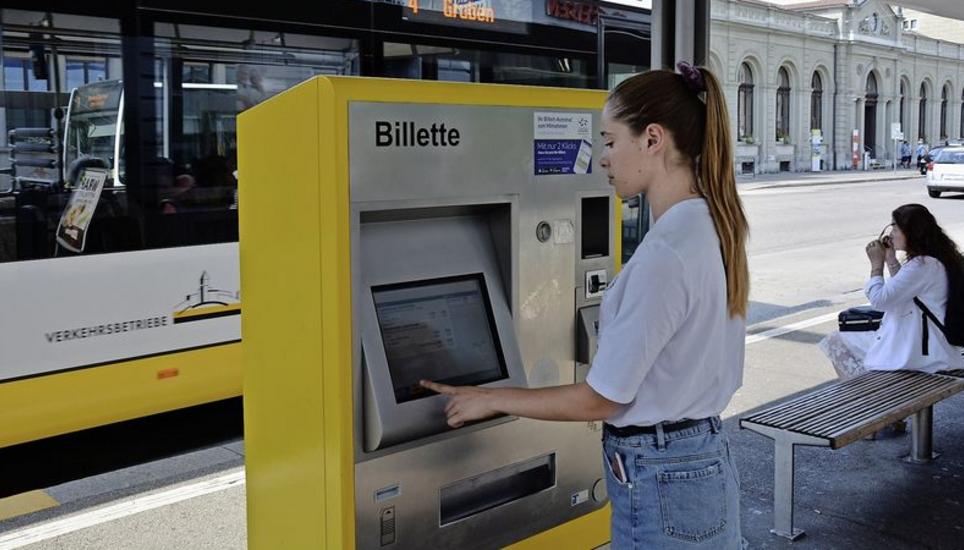 Nicht alle Passagiere der Verkehrsbetriebe Schaffhausen lösen ein Billett vor der Busfahrt. Bild: Dario Muffler