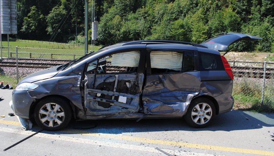 Das Auto des 64-jährigen Unfallverursachers wurde schwer beschädigt. Bild: shpol