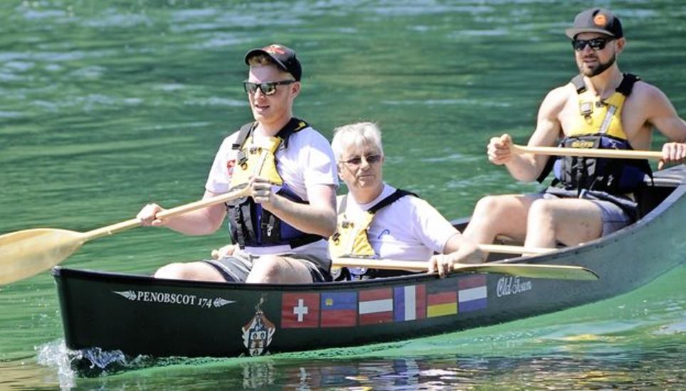 Zweitstart mit neuen Kräften: Michael Burgess, Russell Leader und Ben Macgregor (v. l.) auf Probefahrt im Rhein bei Hemishofen. Bild: jva