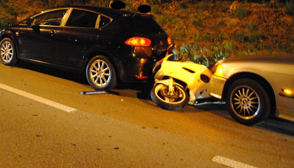 Das Motorrad geriet zwischen die beiden Autos. Bild: SHPol