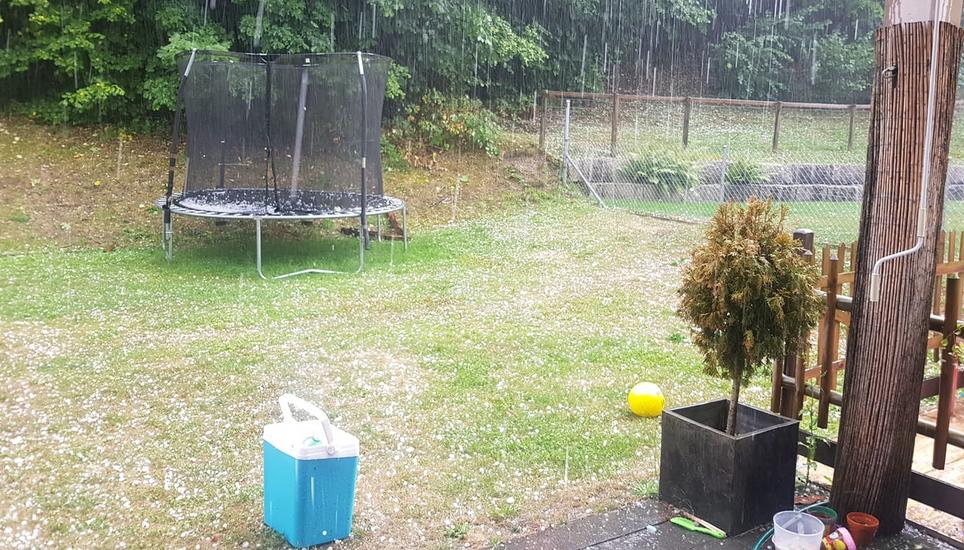 Not macht erfinderisch: Das Eis, das vom Himmel fällt, mit einer Kühltruhe auffangen.