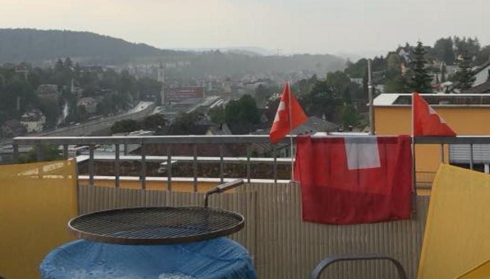Auch auf diesem Balkon war nicht mehr viel von der Festtagsstimmung übrig.
