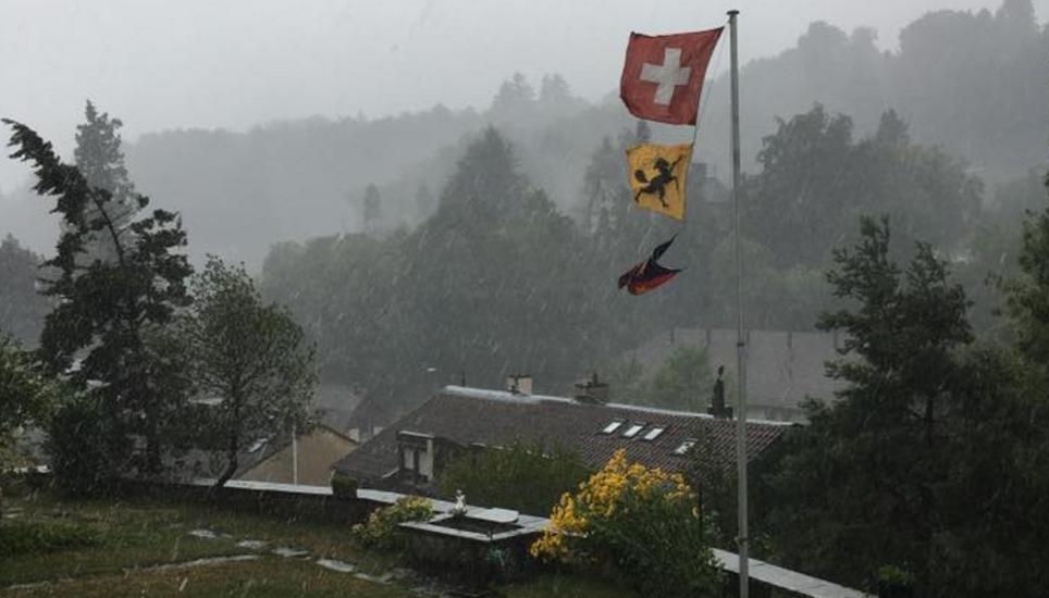 Weltuntergangsstimmung mit Schaffhauser Flagge.
