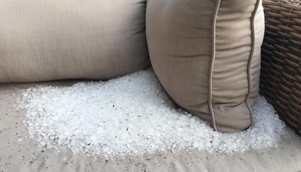 ... auf den Gartenmöbeln...