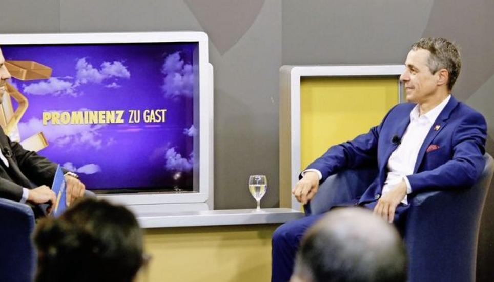 Mario Testa (links) begrüsste Bundesrat Ignazio Cassis bei Tele D. Sein Besuch in Diessenhofen war der einhundertfünfte Auftritt eines amtierenden Bundesrates in der Sendung «Prominenz zu Gast». Bild: Dieter Ritter