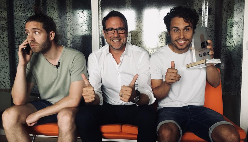 Bild (v.l.n.r.): Lo, Andy Renggli (General Manager Schweiz, GfK Entertainment) und Leduc mit dem Spezial-Award der Offiziellen Schweizer Hitparade. Bild: obs/GfK Entertainment GmbH/SRF 3