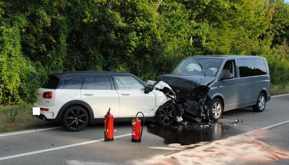 An beiden Unfallautos entstand Totalschaden. Bild: SHPol