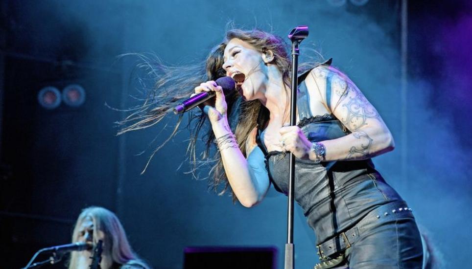 Sängerin Floor Jansen singt mit umwerfender Stimme. Bild: Selwyn Hoffmann