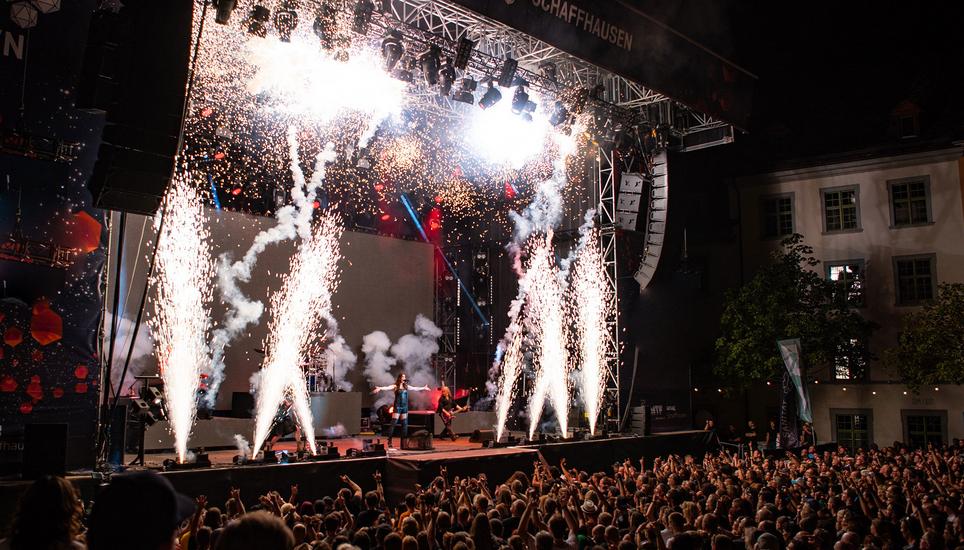 Mit viel Feuergewalt schlossen Nightwish den ersten Abend am Stars in Town ab. Bild: zvg/Micheal Schmid