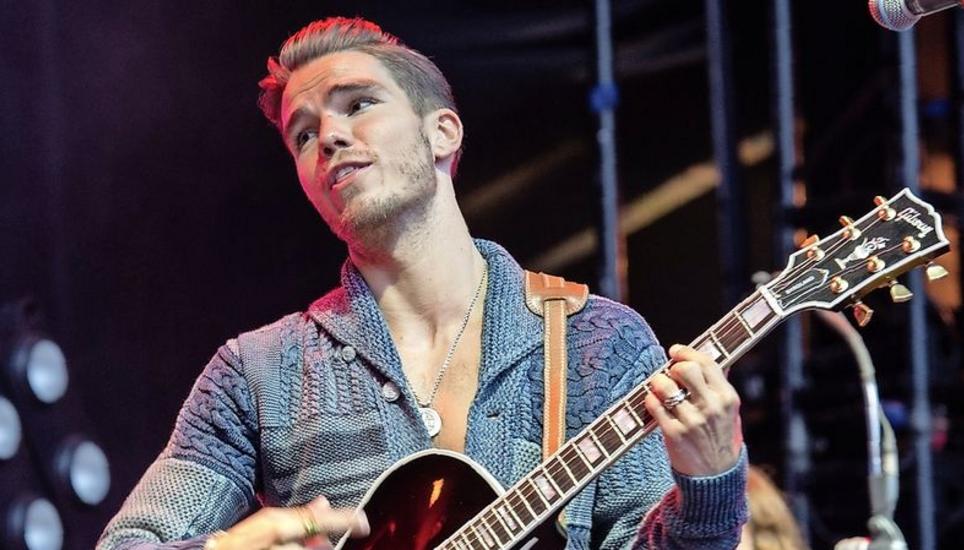 Da schaute er mal nicht auf den Boden: Kaleo-Sänger Jökull Júlíusson. Bild: Jeannette Vogel