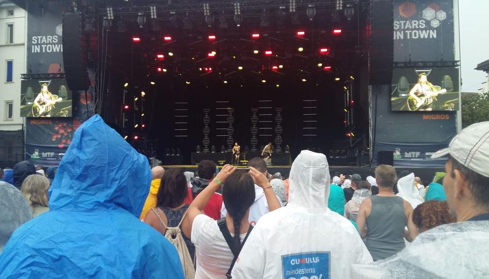 KT Tunstall singt für Menschen in Regenjacken und Pelerinen. Bild: mcg