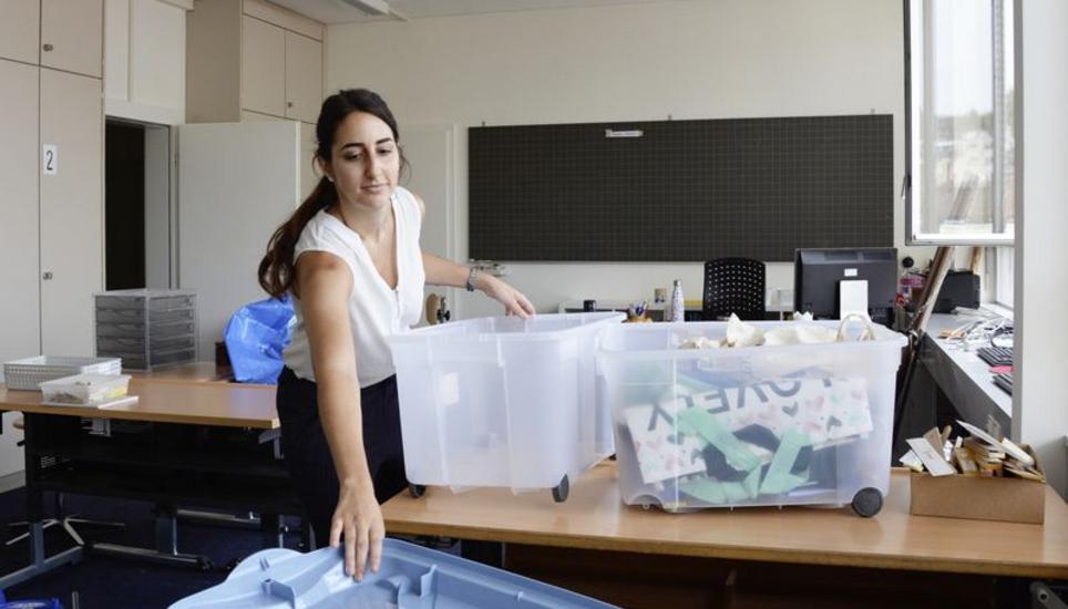 Lehrerin Vanessa Procopio räumt Kisten in ihrem künftigen Klassenzimmer aus. Bild: Saskia Baumgartner