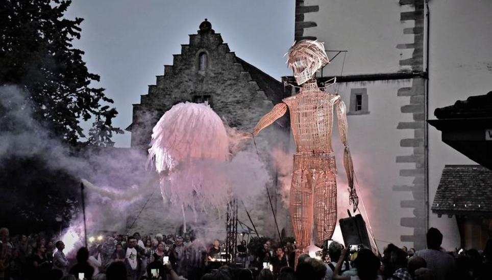 Begleitet von Musik und einer Lichtshow bewegten die Gruppe Cie l’Homme debout sowie Statisten aus der Region die Vénus durch die Gassen von Stein am Rhein und läuteten so das 10. NordArt ein. Bild: Darina Schweizer