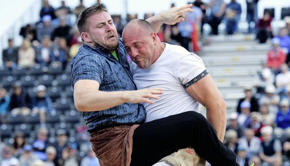 Die beiden schwingen in Beggingen um den Sieg am Schaffhauser Kantonalen: der Thurgauer Stefan Burkhalter (r.) und der Appenzeller Marcel Kuster, die hier im ersten Gang am 118. Thurgauer Kantonalen Schwingfest in Lengwil aufeinandertrafen. Bild: Key