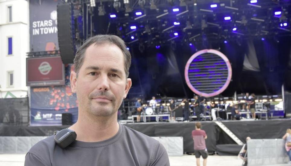 Matthias Dietrich arbeitet schon seit 25 Jahren als Tontechniker. Gute Konzerte geniesst er auch während der Arbeit – zum Beispiel Rag ’n’ Bone Man. Bild: Anna Rosenwasser