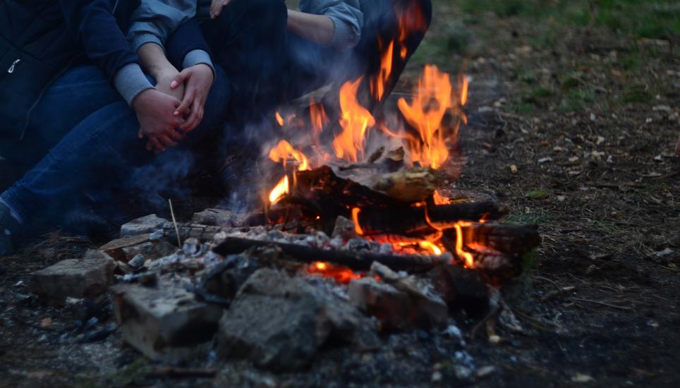 Im Wald und in Waldesnähe (im Abstand von 200 Metern zum Waldrand) gilt weiterhin ein Feuerverbot. Symbolbild Pixabay