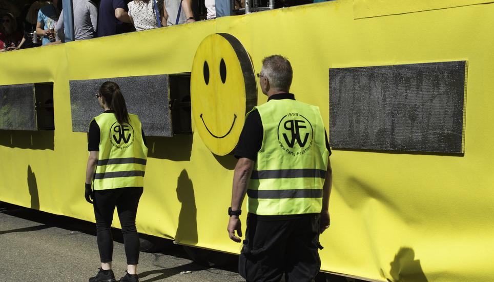 Durch die Hitze hatte die Sanität viel zu tun an der Street-Parade. Bild; Jeannette Vogel