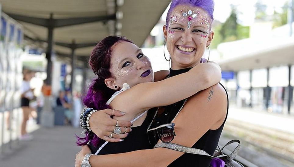 Bunt und glitzernd nach Zürich: Für ihr Make-up brauchten Yolanda Müller und Laura Piani zwei Stunden.