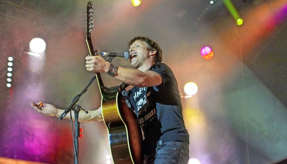 Begnadeter Songwriter, grossartiger Sänger und bescheidener Entertainer: James Blunt bei seinem Auftritt am Samstag auf dem Herrenacker. Bild: Selwyn Hoffmann