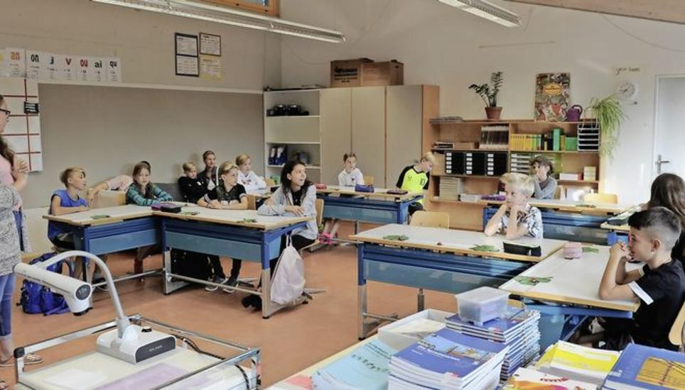 Neues Schuljahr zwischen Hühnergackern und Kirchenglocken: Die Lehrerin Meike Rüegg unterrichtet neun Schüler aus der Schweiz und sechs aus Deutschland. Bild: Bruno Bührer