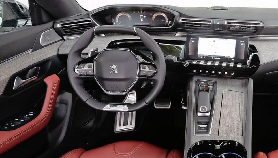 Typisch Peugeot: sehr kleines Lenkrad, hoch platzierte Instrumente.