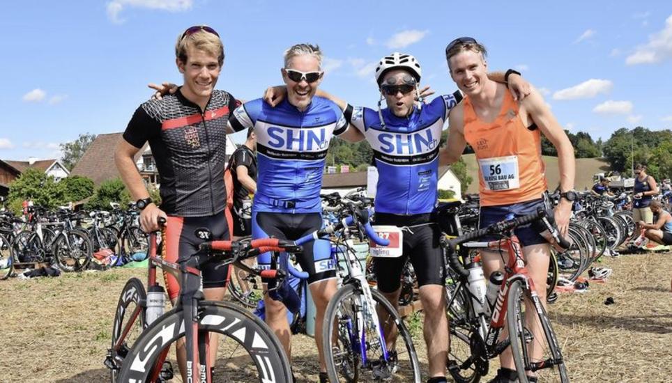 Unser Team direkt nach dem Schaffhauser Triathlon, wo die vier vor der Tortour sozusagen ein letztes hartes Training absolviert haben: (v. l.) Dario Muffler, Sacha Meier, Mark Gasser und Marco Kern. Bild: Steinemann