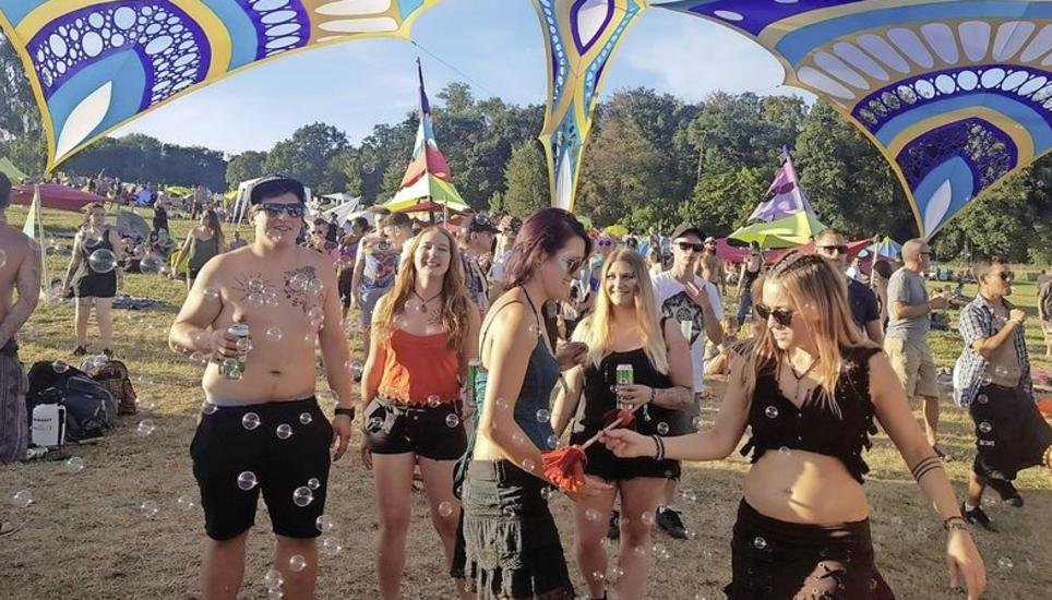 «Mega-Stimmung, tolle Deko»: Eine Gruppe Besucher aus der Region, darunter die Diessenhoferin Jasmine Beetschen (2. v. l.). Bild: zvg