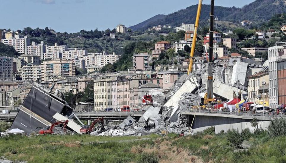Rettungshelikopter und Bagger sind gestern an der Unglücksstelle vor Ort, um bei der Suche nach Überlebenden und Opfern zu helfen. Bild: Key