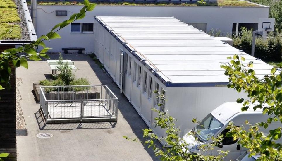 Zwei Klassen sind vorübergehend in den Schulcontainer gezügelt, der auf dem Schulareal steht. Bild: Luc Müller