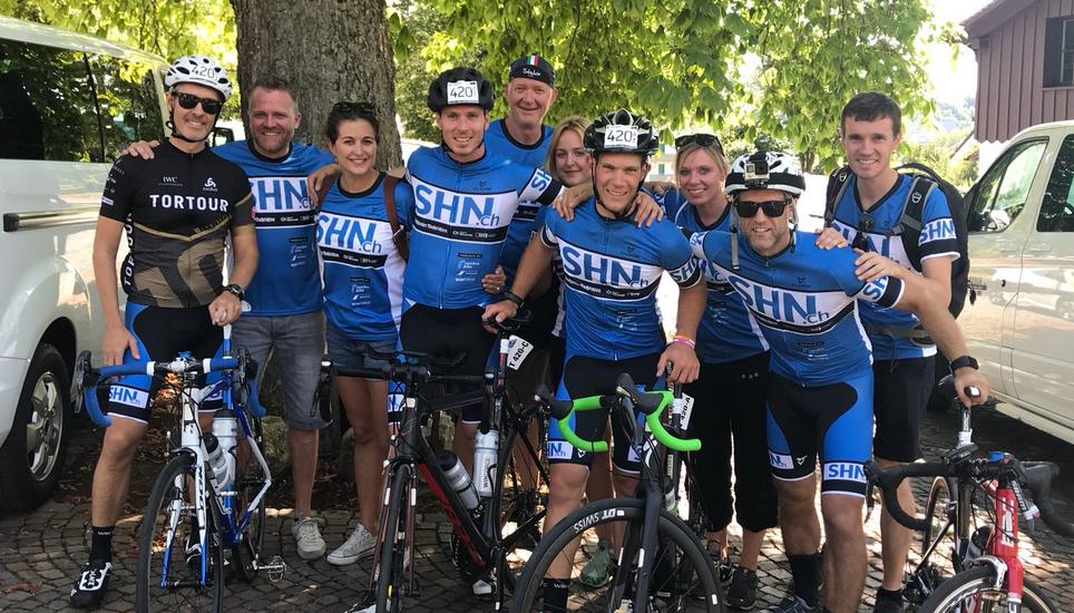 Das «shn.ch»-Tortour-Team mit Fahrern und Begleitpersonen.