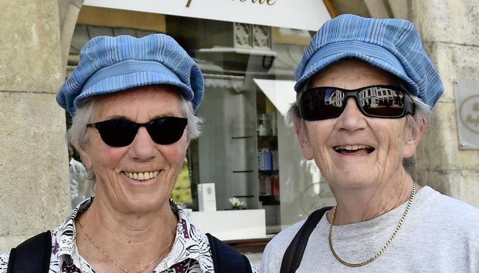 Elisabeth und Erna im Partnerlook zu Besuch in Schaffhausen.