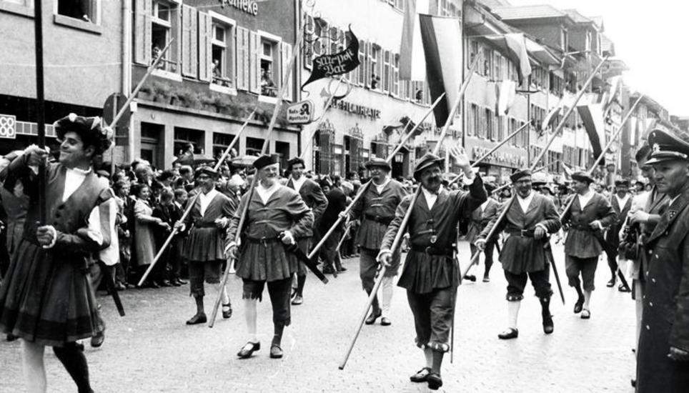 An der Chilbi, hier ein Bild aus dem Jahr 1968, sind oft auch Gruppen aus der Schweiz in historischen Kleidern unterwegs. Bild: zvg