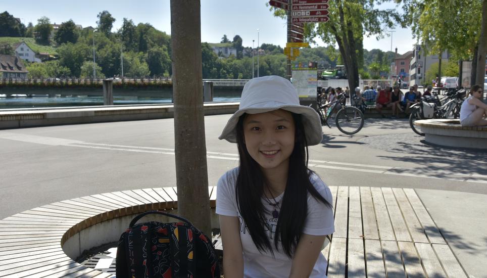Die 18jährige Touristin Amanda hätte nicht gedacht, dass es in der Schweiz so heiss ist. Sie möchte ihre Haut nicht verbrennen und trägt den typischen Touri-Hut zum Schutz.
