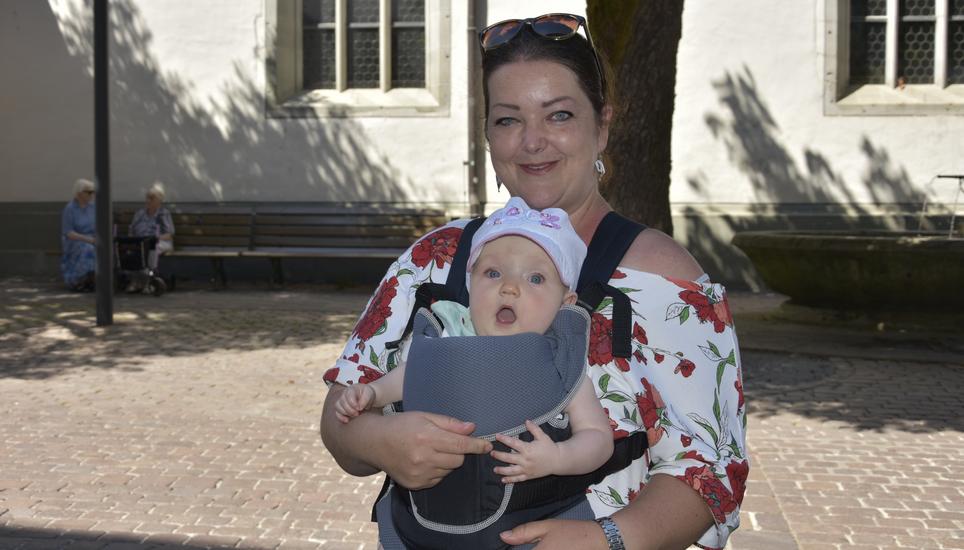 Mama Simona trägt ihre sechs Monate junge Tochter Viktoria durch die Schaffhauser Altstadt. Die Sonnenmütze darf nicht fehlen.