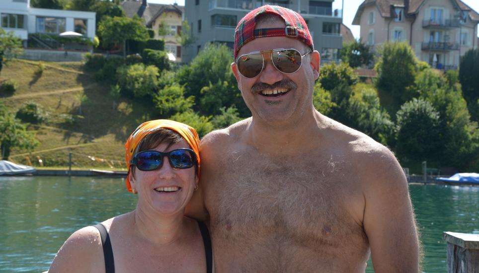 Evelyn und Jürg Geiser entschieden sich für eine knallige Kopfbedeckung, dass die Beiden von den Schiffen beim Schwimmen gesehen werden.