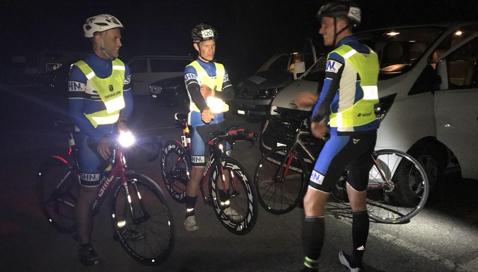 Von Fiesch nach Sion fahren die vier Tortour-Abenteurer einen Abschnitt gemeinsam. Hier warten Dario, Marco und Mark in Fiesch auf ihren Kollegen Sacha.