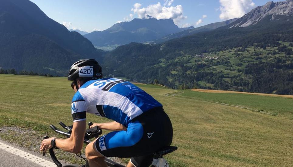 Marco Kern fährt zurzeit die vierte Etappe. Das Bild zeigt ihn kurz nach der Lenzerheide. Bild