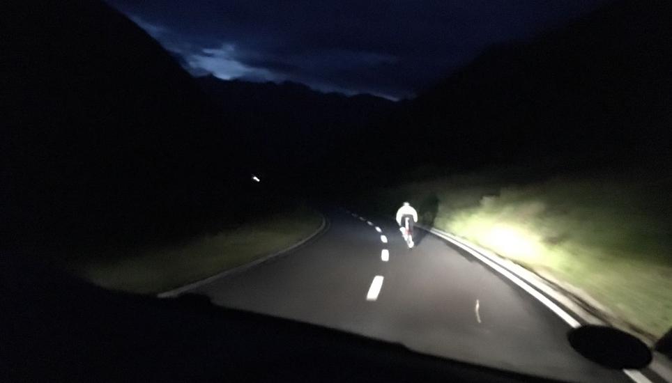 Im Dunkeln geht es jetzt vom Nufenenpass in Richtung Genfersee.
