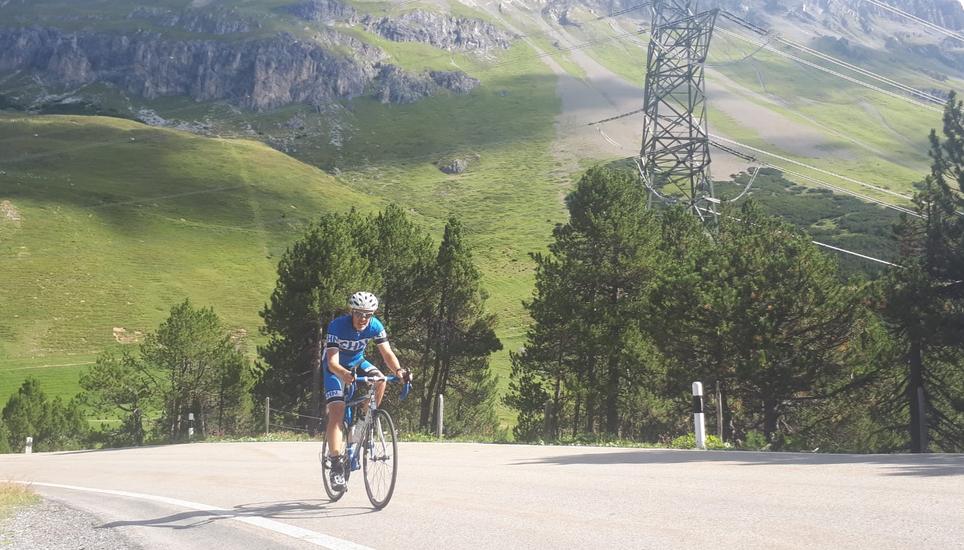 Sacha kämpft sich bei toller Kulisse den Berg hinauf.