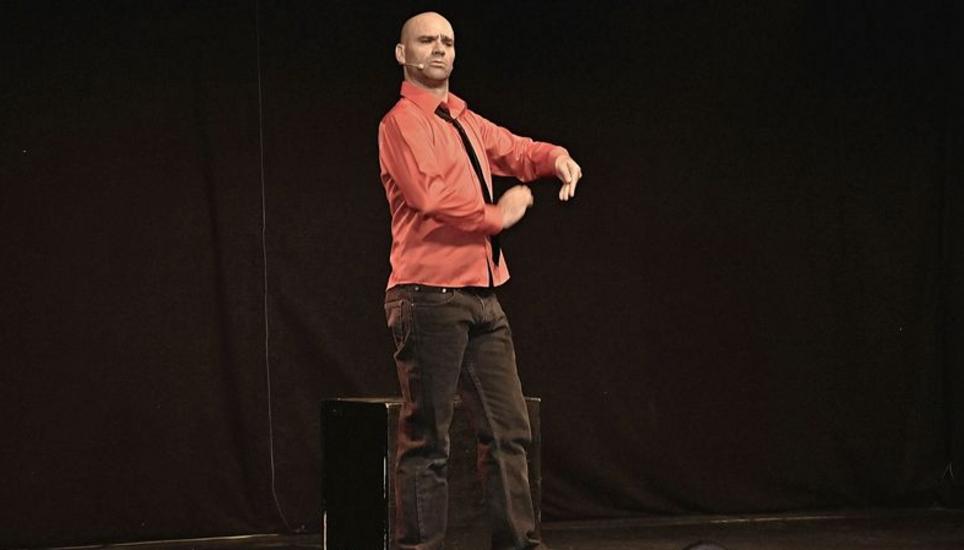 Karim Slama ist ein genauer Beobachter: Ihm gelingt es, Gesichtsausdrücke und Posen präzis mimisch wiederzugeben. So läuft eine Art «Trickfilm» vor den Zuschaueraugen ab. Bild: das