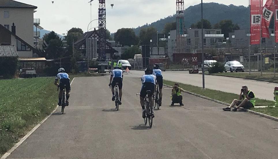 Die letzte Etappe von Eglisau bis ins Ziel fährt das ganze Team gemeinsam.